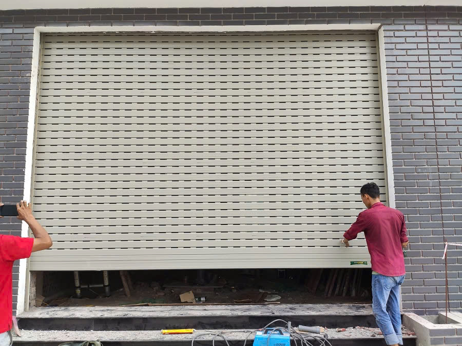 Công trình thi công lắp đặt mới cửa cuốn nhà cô Lan – Quận 3, Hồ Chí Minh